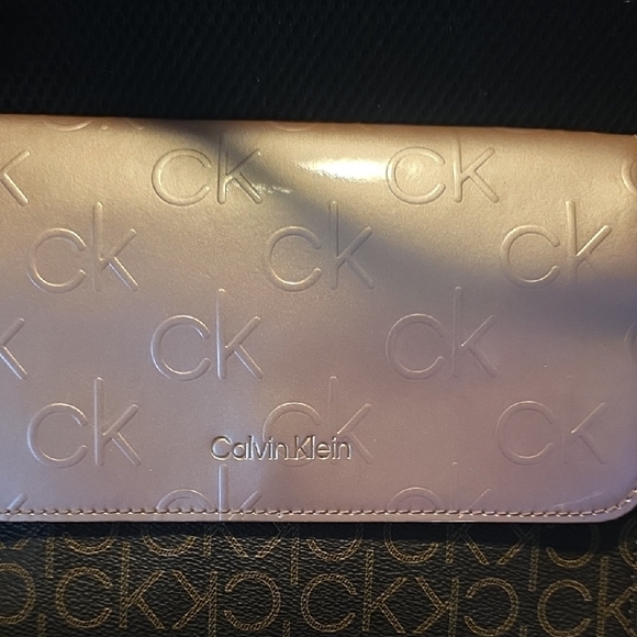 Calvin Klein Garnet Shoulder Bag in Brown and Tan With Pink Front Closure - Picture 2 of 10